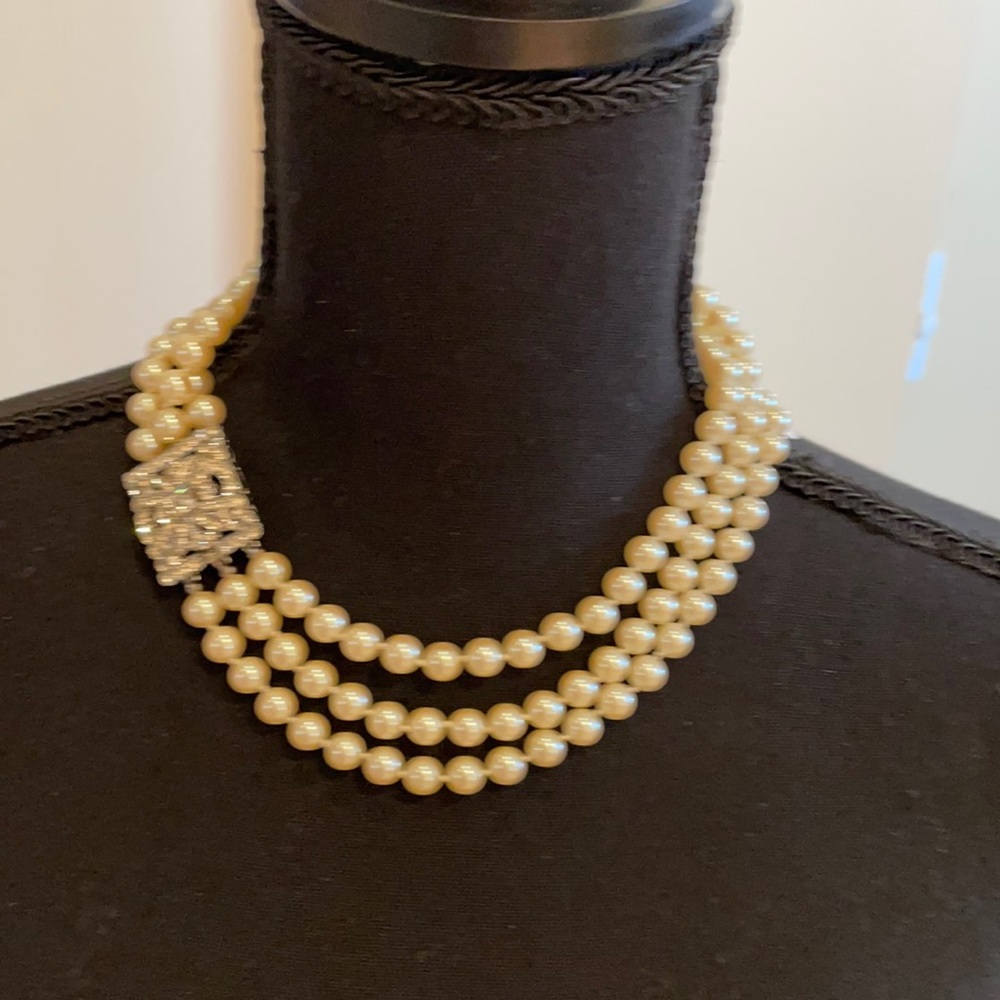 Three strand short pearl necklace